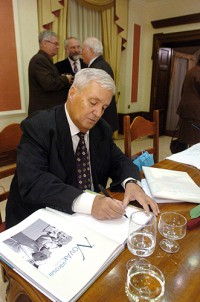 Novák István dedikál